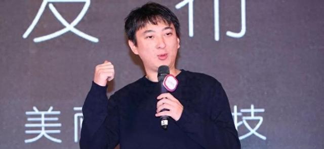 王思聪独自出席高档宴会，21岁小女友手提10万包，送亲爹50万名车  第20张