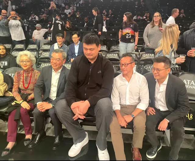 姚明现身NBA篮网主场，蔡崇信亲陪观战，悠闲一瞥球场风采  第2张