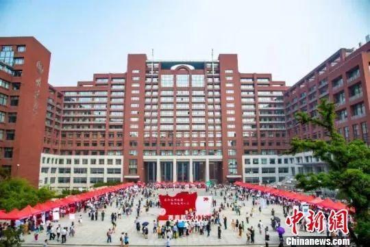 2024澳门正版资料免费大全,近一半“双一流”大学发布开放政策