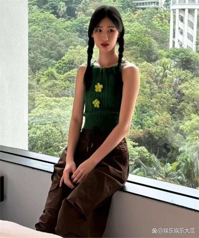 澳门正版资料免费大全精准绿灯会_冯小刚女儿晒香港街拍，双麻花辫配毛衣露背吊带，清新可人超漂亮  第4张