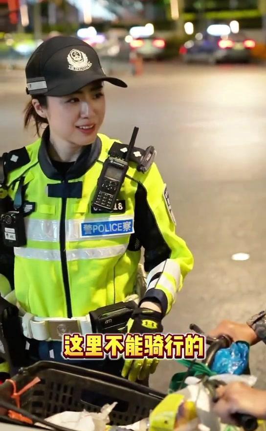 2024新澳门正版免费资料_“最美女警”黄莉洁一夜之间冲上热榜，网友说她比李语蔚更美？