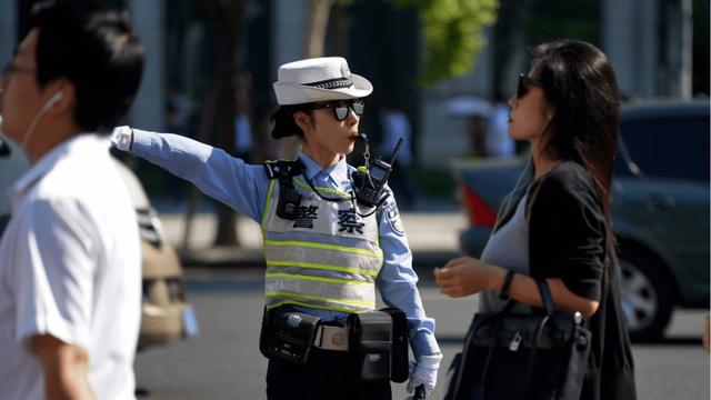 2024新澳门正版免费资料_“最美女警”黄莉洁一夜之间冲上热榜，网友说她比李语蔚更美？