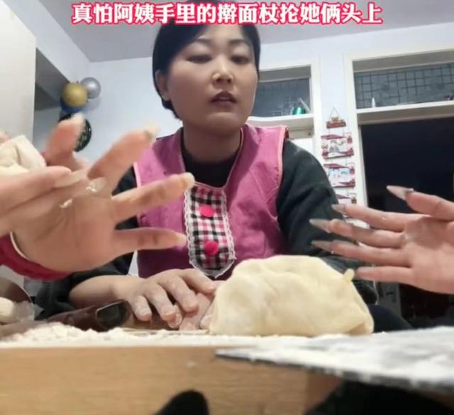 澳门码资料版本大全,姐妹俩做美甲回家过年，包水饺的手让妈妈欲言又止：差点控制不住