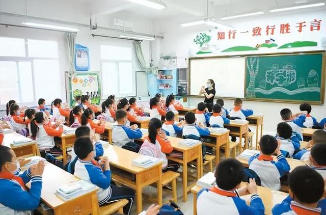 新澳资料大全正版2024,中小学学制将调整为“522”，提前3年步入社会？教育部回应来了