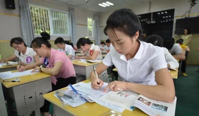 澳门王中王一肖一特一中,中小学老师工资或迎上调，部分地区将着手实施，获得多数教师赞同