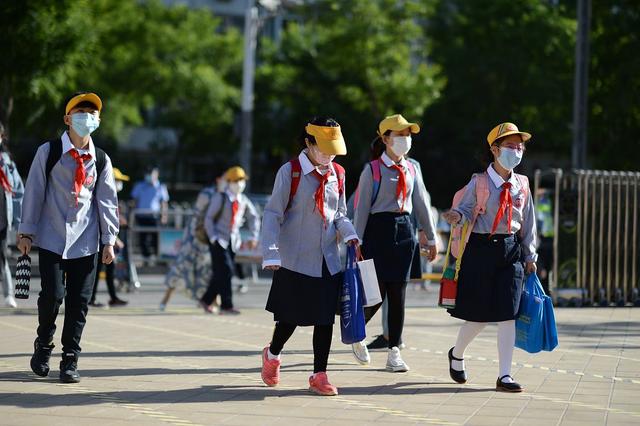 新澳门六会精准免费开奖_多地教育局下发通知，中小学秋季开学时间推迟到9月4日