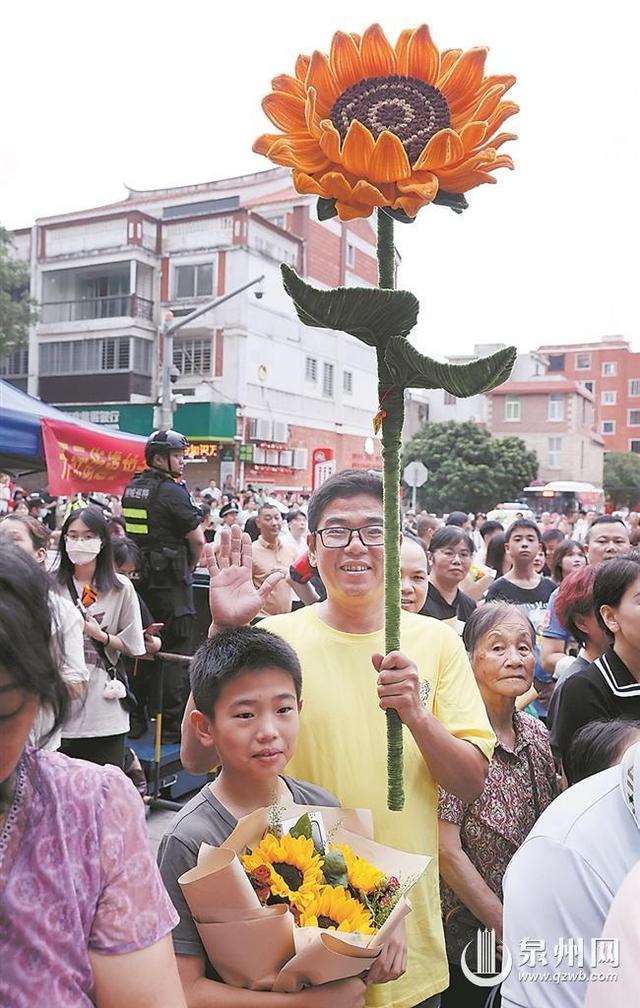 7777788888管家婆老家_高考昨日落下帷幕 “显眼包”花式接考排面拉满  第5张