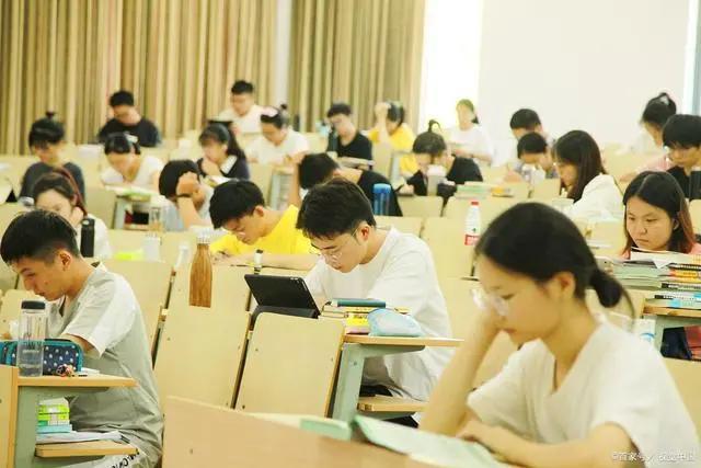 2024新澳正版免费资料大全_24年中小学暑假或要提前，家长心情复杂，学生却很开心