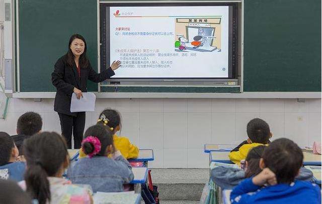 二四六香港免费开将记录_中小学老师喜迎“新规”，预计24年3月起开始实行，家长：靠谱  第2张