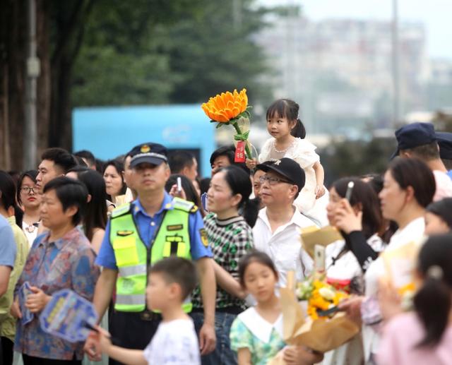 2024年新澳资料免费大全_（图集）2024高考｜高考结束 见证收官暖心时刻