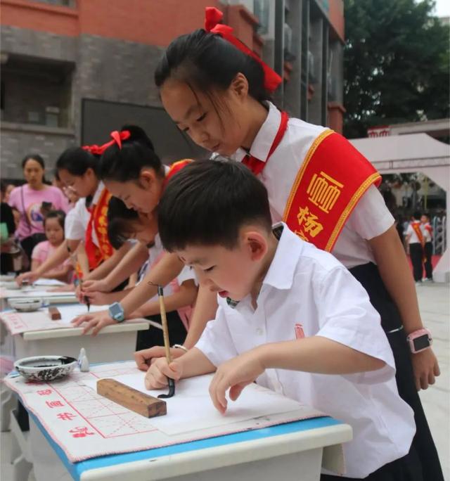 20204澳门资料正版大全_朱砂启智、开笔启蒙、三重“拱门”……川渝中小学开学 仪式感拉满！  第4张