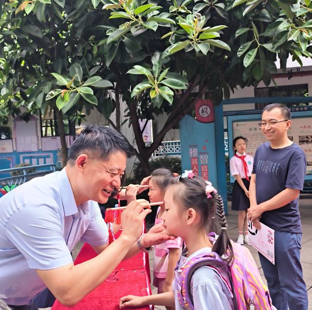 20204澳门资料正版大全_朱砂启智、开笔启蒙、三重“拱门”……川渝中小学开学 仪式感拉满！  第5张