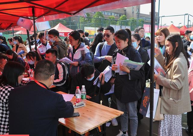 二四六香港资料期期准,读完师范大学，也有教资证，却没能进学校做老师？现实总被遗忘  第1张