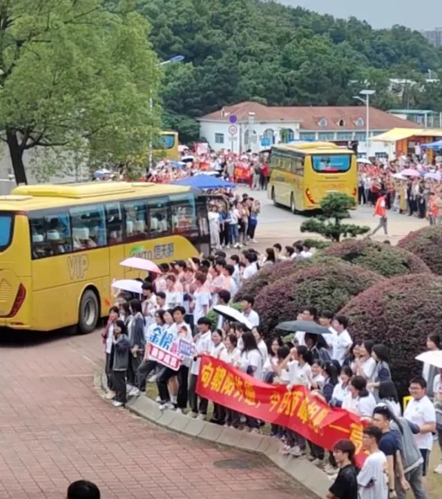 2024年新澳门正版资料,嚯！高考送考名场面，来了