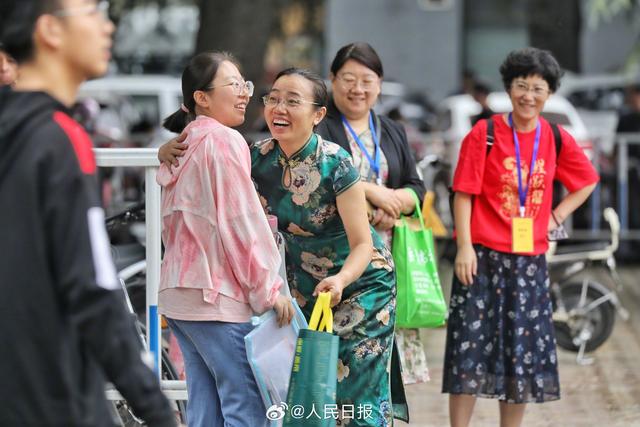 2024年新澳门正版资料,嚯！高考送考名场面，来了  第29张