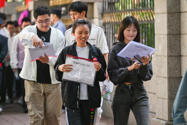 2024年新澳门正版资料,嚯！高考送考名场面，来了  第36张