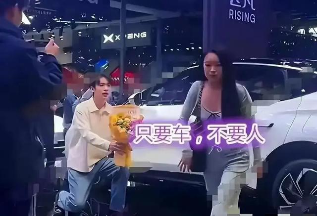 管家婆八肖版资料大全_失望！男子带女友买车，借机浪漫求婚被拒！女友：我们是来买车的