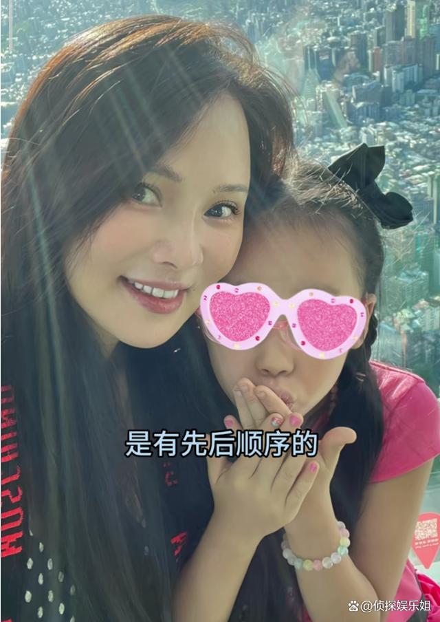 新澳澳门免费资料网址是什么纸,伊能静带女儿出游，7岁米粒晒黑不少，穿粉裙做美甲超可爱