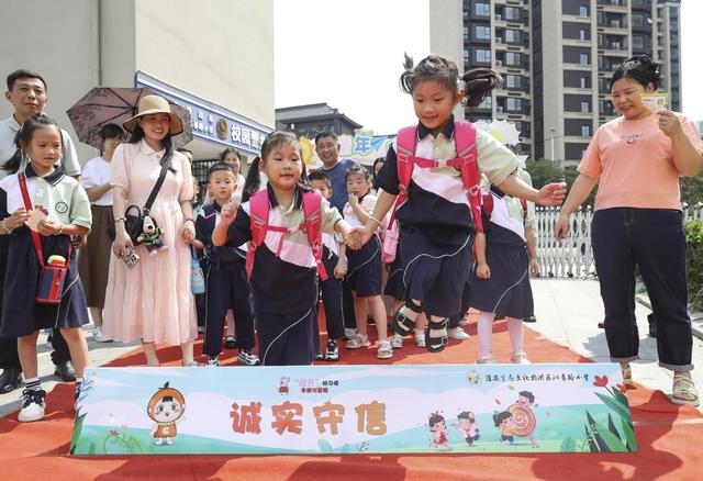 2024澳门天天开彩资料大全_全国多地中小学迎来新学期