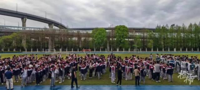 澳门精准王中王三肖三码2021应用_今早受地震影响，杭州很多中小学老师带着孩子冲出教室！  第2张