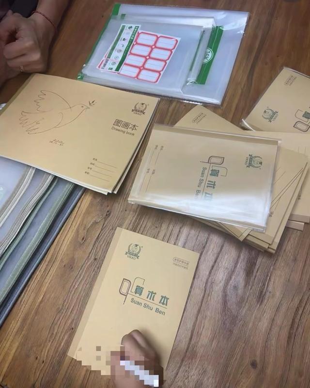 新澳彩资料免费资料大全33图库,不同尺寸，不同要求！开学季，包书本皮成了新负担