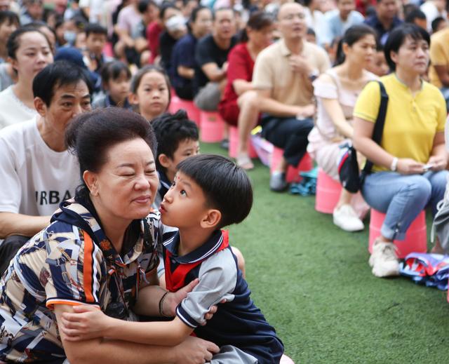 白小姐一码中期期开奖结果查询_新华全媒+｜出发吧！新同学——多地中小学“迎新”现场扫描  第2张