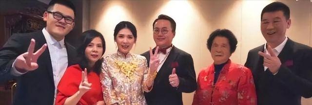 新澳门内部正版资料大全,特步公主七匹狼公子完婚，千亿联姻的背后大佬们的秘密是什么？  第7张