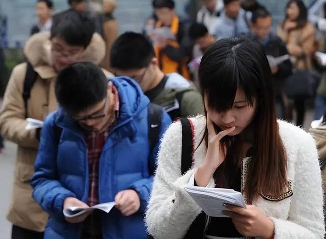 马会香港7777788888_同学聚会后才明白，选择“考研”和“考公”的同学，差距或很明显  第2张