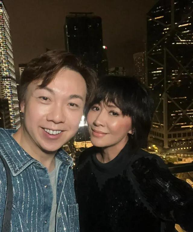 澳门六开彩天天开奖结果_香港名流会李嘉诚情人搭到林青霞肩上，周慧敏打破“不老”神话  第2张