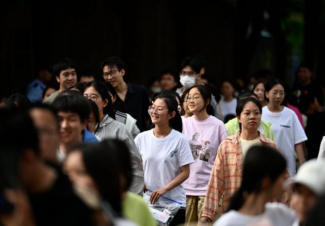 二四六香港资料期期准2024,全国部分地区2024年高考结束  第5张