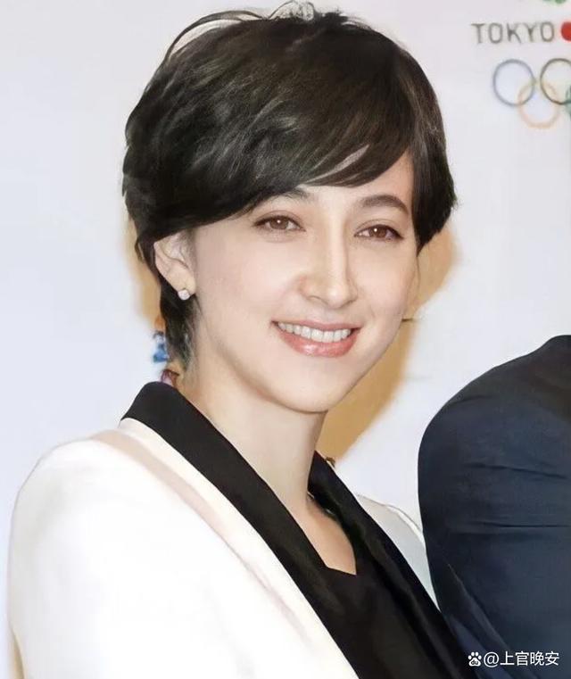 新澳好彩免费资料查询2024_日本最美混血主播：名人二代收割机，42岁挺着孕肚嫁前首相之子  第8张