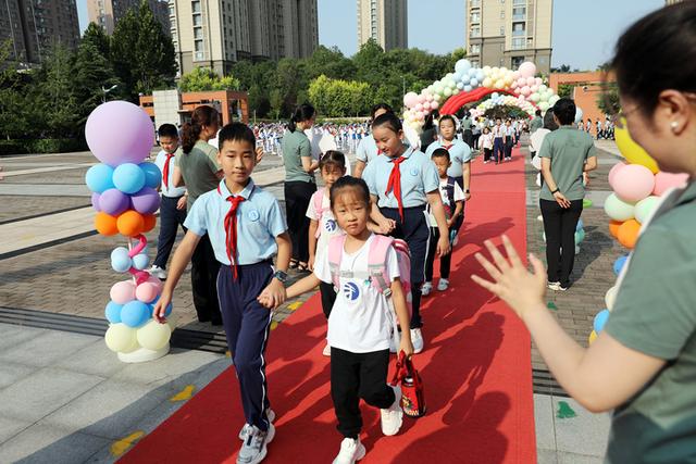 新澳门王中王资料公开,“小萌新”来了，济南中小学进入开学季  第2张